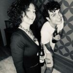 Ecem Erkek Instagram - Ergenliğimin depresyonu . Lisemin boş dersi . İlk çıkma teklifimin düz fönü. Okulu astığımda gittiğim türkü kafenin müzik kutusu. Hotmail’imin alt tiresi. Ders çalışmaya diye gittiğim Merve’m . Ömrüme düşmüş ilk dost tanesi 🙃 iyi ki varsın . Hep ol .🌷❤️
