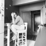 Ecem Erkek Instagram - Burdan konuşmayı çok sevmiyorum ben bilirsiniz . Memleket meselelerini de başka şeyleri de … muhattabım burda değil çünkü her ikisinde de .. Muhattabımla meselemi halledeyim isterim .Aracı sevmem . Çünkü derdimi benim sesim ve gözlerimden daha iyi hiç bir araç anlatamaz bilirim. Burda bir prens ya da prenses gibi davranan, milletin, önünde ‘delikanlı abim ya da ablam ‘ diye eğildikleri insanların hayatlarında hiç de öyle olmadıklarını görünce de burda konuşmaktan vazgeçmiş olabilirim.Söyleyecek sözüm var ama gözlerinin ta içine bakarak söylemeyi tercih ediyorum. Çünkü korkmuyorum. Saklanmıyorum. Burdan konuşmak biraz saklanmak gibi de … e şimdi noldu da bugün burdan konuştun diyeceksin :) konuştum çünkü bi tek bundan anlayan gözlerimin içine bakmaya cesareti olmayan korkak bir muhattabım var 🤷‍♀️.