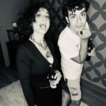 Ecem Erkek Instagram - Ergenliğimin depresyonu . Lisemin boş dersi . İlk çıkma teklifimin düz fönü. Okulu astığımda gittiğim türkü kafenin müzik kutusu. Hotmail’imin alt tiresi. Ders çalışmaya diye gittiğim Merve’m . Ömrüme düşmüş ilk dost tanesi 🙃 iyi ki varsın . Hep ol .🌷❤️