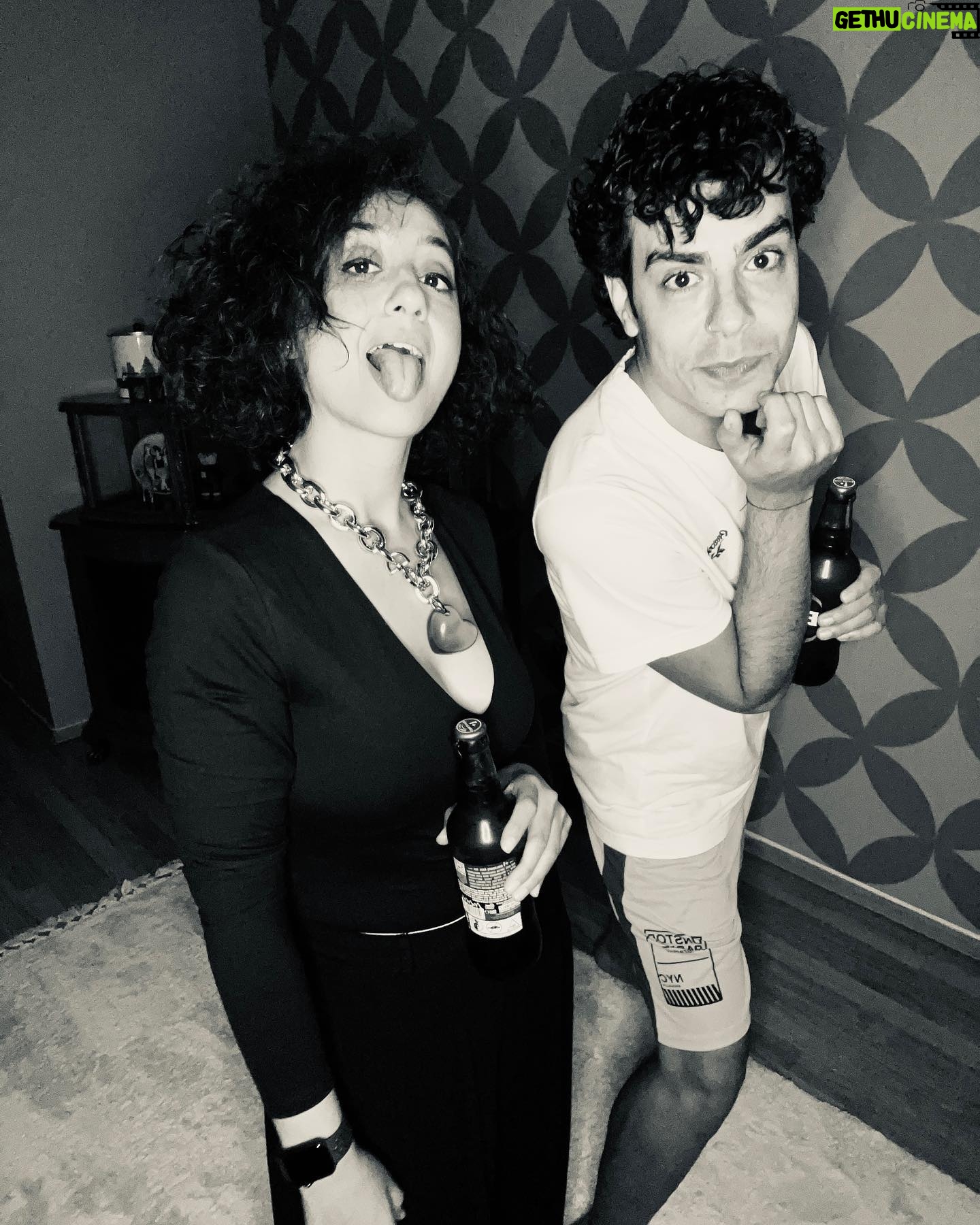 Ecem Erkek Instagram - Ergenliğimin depresyonu . Lisemin boş dersi . İlk çıkma teklifimin düz fönü. Okulu astığımda gittiğim türkü kafenin müzik kutusu. Hotmail’imin alt tiresi. Ders çalışmaya diye gittiğim Merve’m . Ömrüme düşmüş ilk dost tanesi 🙃 iyi ki varsın . Hep ol .🌷❤️