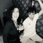 Ecem Erkek Instagram - Ergenliğimin depresyonu . Lisemin boş dersi . İlk çıkma teklifimin düz fönü. Okulu astığımda gittiğim türkü kafenin müzik kutusu. Hotmail’imin alt tiresi. Ders çalışmaya diye gittiğim Merve’m . Ömrüme düşmüş ilk dost tanesi 🙃 iyi ki varsın . Hep ol .🌷❤️