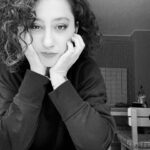 Ecem Erkek Instagram - 🖤İnsanlara kendinizi anlatırken işgüzar pazar tezgahları gibi olmasanıza! Bağıra çağıra tezgahınıza düşürmesenize insanları ! İyiler parlaklar önde , en üstte.ama eve gelen poşet kompil ÇÜRÜK.gidip o pazar tezgâhını mı dağıtırsın yoksa ne uğraşıcam diyip iki söylenip çöpe mi atarsın ! İki söylenip çöpe atarım genelde ‘sen kandın kızım vitrine sen güvendin kızım pazarcıya ‘ derim .Ama bazen ortalığı çarşı pazar edesim geliyor! Kendimi tutmam tamamen kendime duyduğum saygıdan! Şükürler olsun vitrindeki neyse evdeki poşette de aynısı var . Parlaklığından demiyorum ha ! Vitrinimde çürük de var benim. Görmediğin bi şey yok yani !