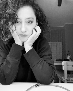Ecem Erkek Instagram - 🖤İnsanlara kendinizi anlatırken işgüzar pazar tezgahları gibi olmasanıza! Bağıra çağıra tezgahınıza düşürmesenize insanları ! İyiler parlaklar önde , en üstte.ama eve gelen poşet kompil ÇÜRÜK.gidip o pazar tezgâhını mı dağıtırsın yoksa ne uğraşıcam diyip iki söylenip çöpe mi atarsın ! İki söylenip çöpe atarım genelde ‘sen kandın kızım vitrine sen güvendin kızım pazarcıya ‘ derim .Ama bazen ortalığı çarşı pazar edesim geliyor! Kendimi tutmam tamamen kendime duyduğum saygıdan! Şükürler olsun vitrindeki neyse evdeki poşette de aynısı var . Parlaklığından demiyorum ha ! Vitrinimde çürük de var benim. Görmediğin bi şey yok yani !