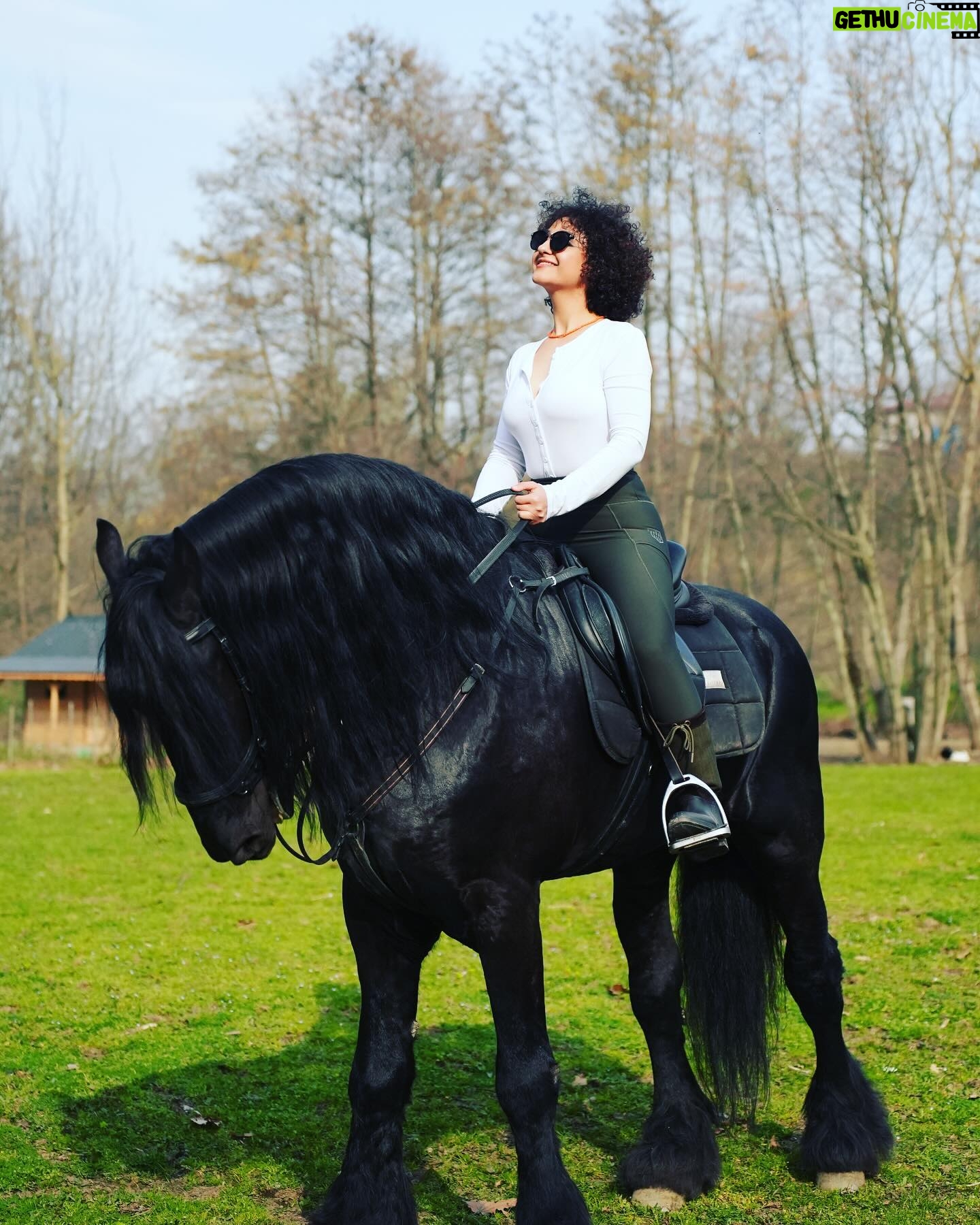 Ecem Erkek Instagram - Çok tatlı bir hafta sonuydu🌹🙏 iyi ki bi at binmeye başladım . Atlı tüm organizasyonlarda varım . Sanki bana diriliş ertuğrul😂 Özel teşekkürüm var 🙏 @cakirbeyatciftligi tarık 👑 @harabickidere çok keyifli bir yerdi 🌹yine geleceğiz 👑 📸 @orbithorsejourneys 🧚🏼