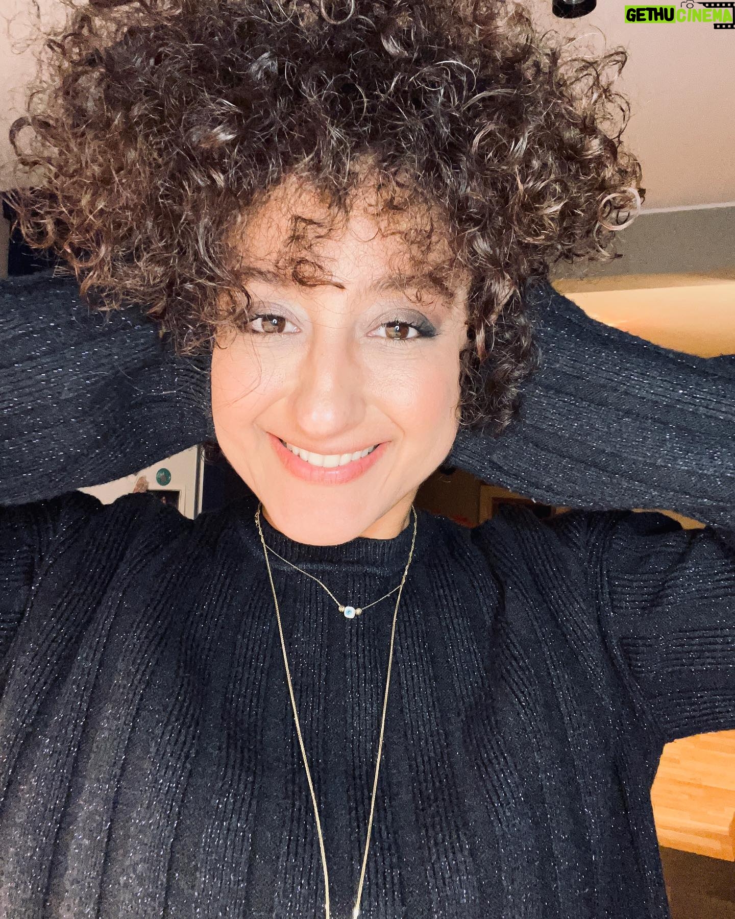 Ecem Erkek Instagram - Konuş seni dinliyorum 😒 düşünüyorum da ya ben fazla iyi niyetli iyicik bir kadınım ya da karşılaştığım insanlar çok cin 🤷♀️ yeni yıldan önce bazı kararlar almalıyım . O güne bırakmayayım 😃