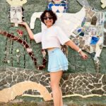 Ecem Erkek Instagram - Buraya gelirseniz Fusterlandia’yı görmeden sakın dönmeyin. O kadar ayrıntılı ki nereye baksanız başka bi şey görüyorsunuz. Çok sevdim burayı . Lunapark gezen çocuk gibi heyecanlandım . Gaudi ve Picasso hayranı bir sanatçı Fuster. Evini böyle yapmış . Sonra komşuları demiş ki bize de yap :) kiminin bacası , kiminin kapısı ,bazen tek bir duvarı sonunda ortaya renkli bi mahalle çıkmış ❤️aferin kız Fuster bayıldım.