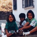 Ecem Erkek Instagram - Dün benim doğum günümdü . Burda moda ya artık , doğum gününle ilgili yapılmış postları ve story’leri paylaşırsın. Ya da kendin bi post koyarsın . Sonra beklersin ..onlarca mesaj gelir arama gelir . -ben bugün benim doğum günüm diye bağırdıktan sonra - önceden ben de yapardım . Kendimi kandırdığımı biliyoordum ama işime geliyordu . dün yapmadım. Ve ne oldu biliyor musunuz ? Gerçekten doğum günümü aklında tutmuş 6-7 kişi dışında kimse aramadı :) üzüldüm mü evet ! Ama bunu görmek zorundaydım . Kendime kötülük değil çok acılı bi iyilik yaptım 🥹 çünkü insanların kolaya kaçmaları -her anlamda- midemi bulandırıyor. Gerçek arkadaş ve insan ilişkisine ihtiyacım (ız) var . Eskisi gibi ya . Şöyle anlatayım . Annen petibörlü kakaolu pudingli pasta yapmış .. borcamın içine .. üstüne de hindistan cevizi serpiştirmiş , yanında poğaça , patates salatası .. bi de çay ❤️ salon kapıları açılmış sadece özel günlerde kullanılan masaya kurmuş sofrayı.. senin için yani . Akraba arkadaş kim varsa çağırmış . Senin kalbinde kelebekler 🦋 o gün mesele sensin 👑 her gelen öpüyor sarılıyor ‘ iyi ki varsın iyi ki doğdun’ diye şarkı söylüyorlar bir ağızdan .. yanındalar.. sen dünyanın en samimi pastasının başında heyecandan milletin gözüne bakamıyosun .. üflüyorsun mumu . Alkışlar sarılmalar makas almalar ( gerçek şeyler yani ) belki 1-2 minik hediye ama önemli de değil . Zaten bizim mahallede herkes birbirine lif , atlet külot hediye ediyordu :) asıl olan senin için gelmişler … kalkmışlar evlerinden senin için gelmişler. Hatırladınız mı ? Tüm değer verdiğim insanların doğum günleri aklımda .. bilirim .. yılda bir kez bile olsa insana iyi hissettirirmeyi bilirim . Bundan sonra o pudingli pastanın başrol olmadığı hiçbir doğum günü kutlamak istemiyorum.. gelmek isteyen oraya gelsin . Hoşgel yeni yaşım 🙏🌹