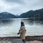 Ecem Erkek Instagram - Hep yaptığı gibi kahvesini içip fincanı kapattı . Bi şey beklediğinden değil . Alışkanlık işte . Zaten çoğu zaman kapattığını unutuyor, günlerce kapalı kalıyordu fincan , kuruyordu.kalmamış yani hevesi . O , 3 vakte kadar gelecek haber gelseydi şimdiye gelirdi ya da o uzun yollara çıkılabilseydi çoktan çıkmıştı. Kalktı buzdolabını açtı . Strece sarılı bir dilim karpuzla göz göze geldi . Her hangi birinin seçtiği her hangi bir karpuz. Yalnızlığın bi resmi olsaydı bu bir dilim karpuz olabilirdi diye düşündü . Bi keresinde ‘ abi bu karpuzlar çok büyük dilim satmıyo musunuz?’ Demişti . ‘Yok ablam dilimleyemiyoz ama çok canın çektiyse şurdan kesiyim azcık ‘ .. teşekkürler abi o bıçağın ucuna sapladığın karpuzu yemiycem . O kişi sen değilsin . Yine de Allah razı olsun :) Elinden gelse her şeyi az az almak istiyordu . Toz deterjanı bile . İki don için 6 kiloluk sabun alıyoruz . Ben bu sabunu aldığımda dolar 6 liraydı. Yalnızlık tasarruf demekti. Böyle şeylerde işe yarıyordu ama dolapta bir şeyin bozulup tarihinin geçmesine dayanamıyordu. Çöpe atıp arkasından şakır şakır ağlıyordu . Peynir , süt, yumurta… ağladığı onlardan çok ,güle oynaya hazırlanıp yapılamayan sabah kahvaltılarıydı aslında . O unutmaya çalışsa da böyle şeyler kafasına kafasına vuruyordu yalnızlığını . Bozuk süt, sana kalmadı bana yalnızlığımı hatırlatmak ! Büyük tenceresiyle de arası yook uzundur . İçine beyazları basıyordu artık . E ne var içinde tek kişilik çorba yapsam sen de bozulmaz mısın yapma şimdi ! Mutfaktaki 4 kişilik masa . Hiç oturulmayan sandalye bakma sen de öyle sana da gıcık oluyorum. İçinde hiç kek pişmeyen fırın senin de Allah belanı versin . Kirlileri orada biriktireyim de gör ! Kapıdan çıkarken ben çıkıyorum diye seslendiğim askı ne var bi gün de ‘ hoşçakal tatlım ‘ desen….