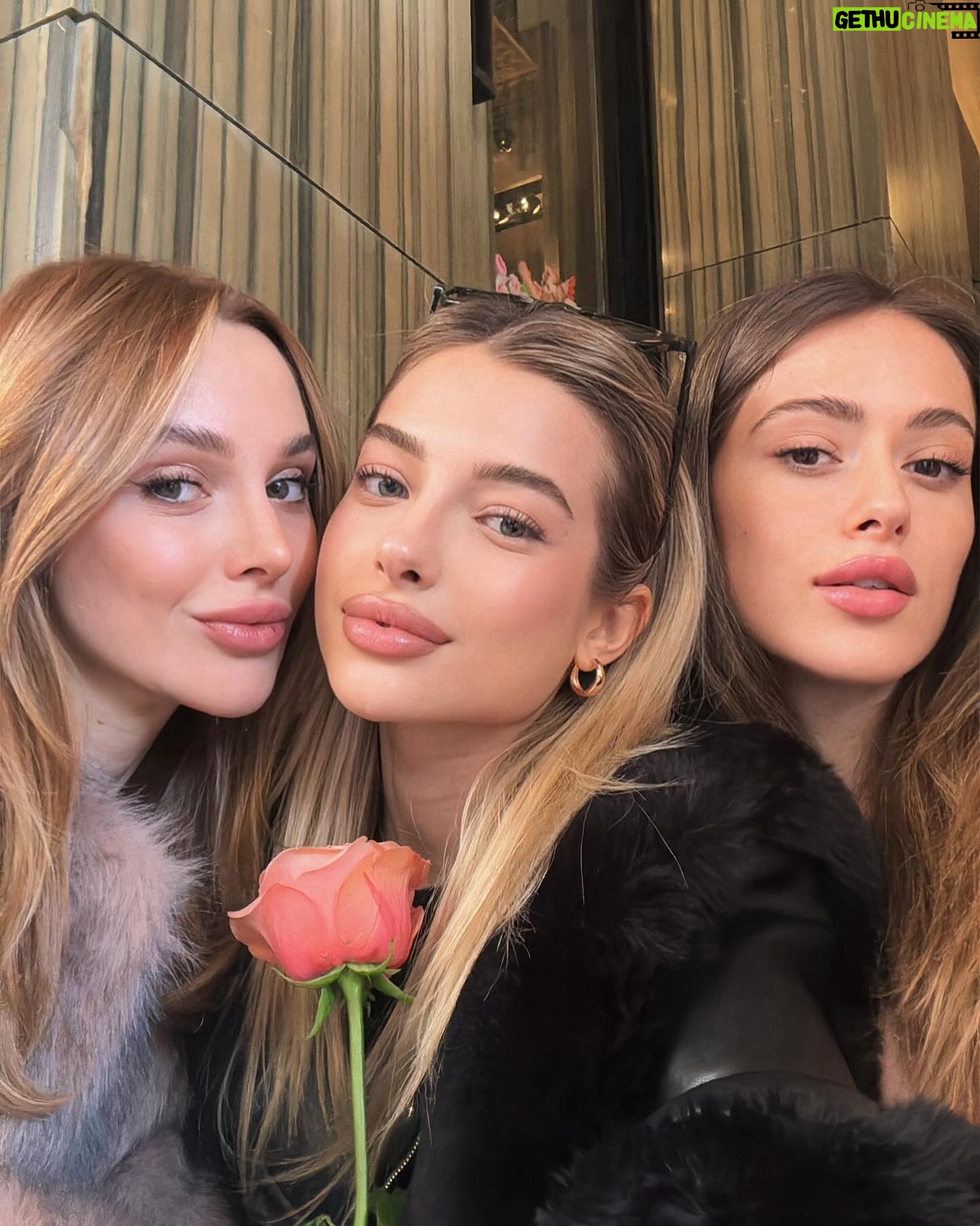 Ecenaz Üçer Instagram - Çılgın Atina tatilini atmayı unutmuşum😅 Çılgın fotolarımızı paylaşamıyoruz maalesef💅😊