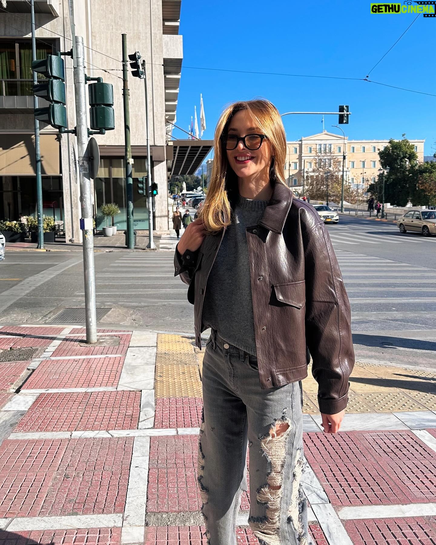 Ecenaz Üçer Instagram - Çılgın Atina tatilini atmayı unutmuşum😅 Çılgın fotolarımızı paylaşamıyoruz maalesef💅😊