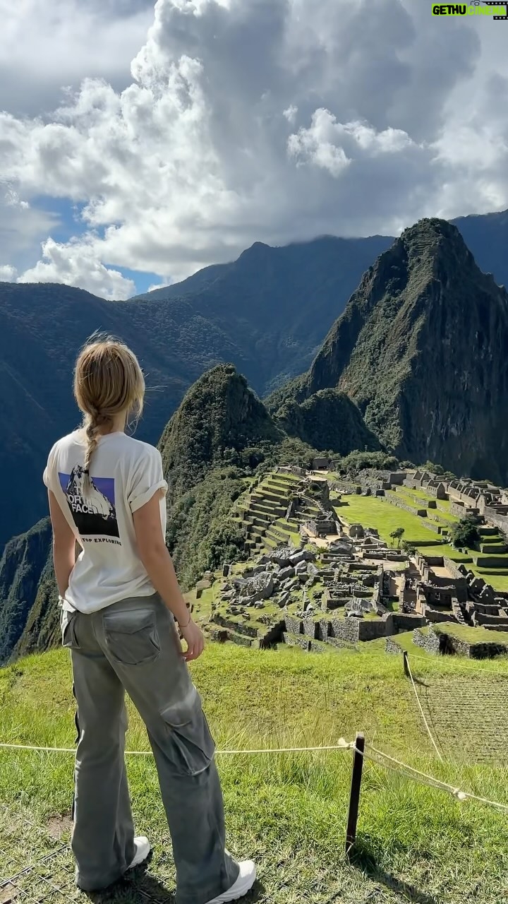 Ecenaz Üçer Instagram - Machu Picchu ⛰️🌞🌲The unique combination of the most magnificent architectural structure and nature 🤍 #machupicchu #travelling #sevenwondersoftheworld