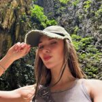 Ecenaz Üçer Instagram – Rengarenk bir yolculuk🙈 💙🌈🌞🧡🌙🩷✌🏻