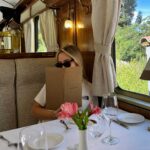 Ecenaz Üçer Instagram - #hirambingham sizi Machu Picchu ‘ya götüren atmosferiyle büyüleyen( ve çok eğlenceli dump ın sonuna ekledim😋)bir tren🚂🚂🚂Machu Picchu ‘ya Hiram Bingham dışında başka ulaşım yolları da var ama eğer yolunuz bir gün Peru’ya düşerse bu tren unutamayacağınız bir deneyim sunuyor🤍