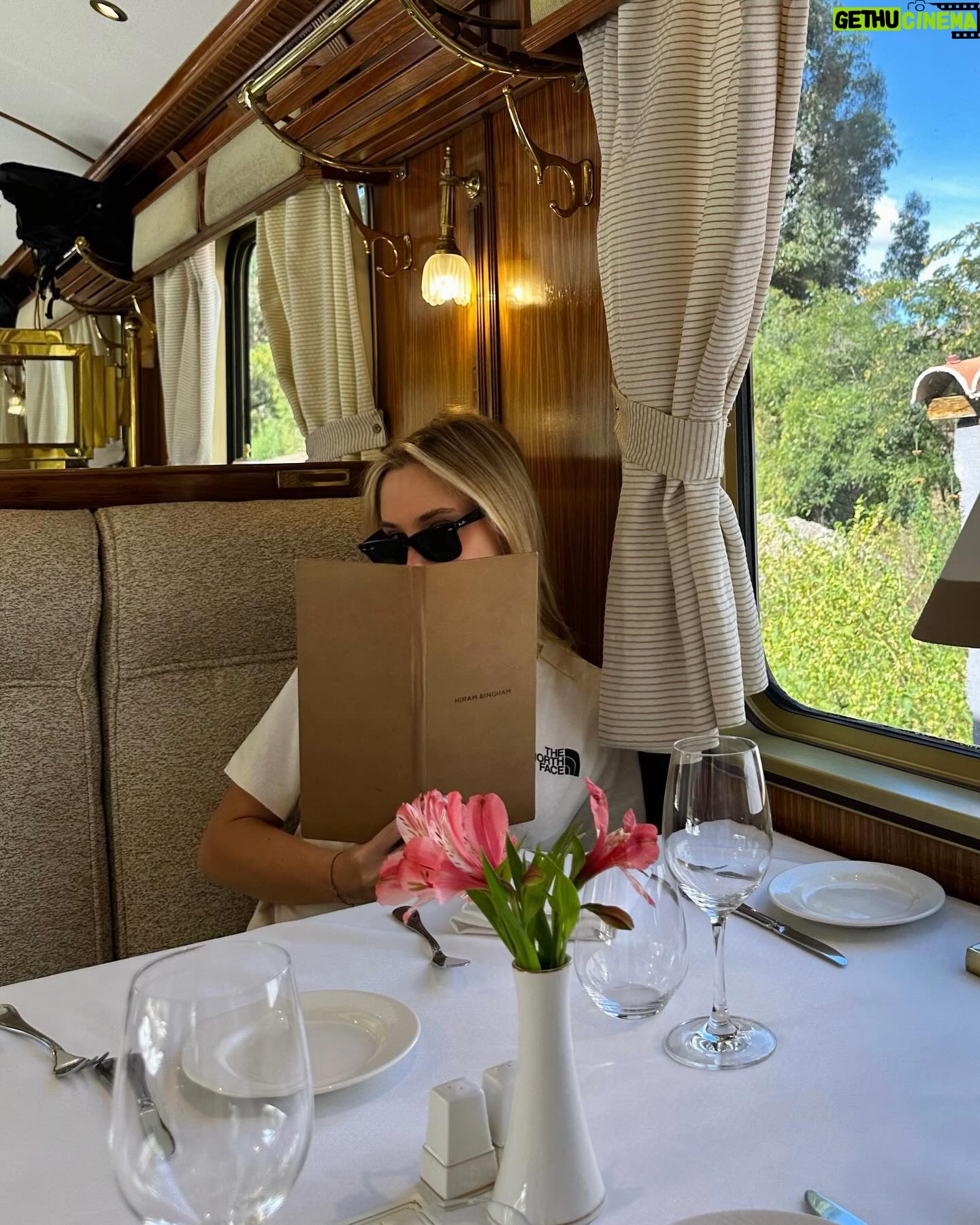 Ecenaz Üçer Instagram - #hirambingham sizi Machu Picchu ‘ya götüren atmosferiyle büyüleyen( ve çok eğlenceli dump ın sonuna ekledim😋)bir tren🚂🚂🚂Machu Picchu ‘ya Hiram Bingham dışında başka ulaşım yolları da var ama eğer yolunuz bir gün Peru’ya düşerse bu tren unutamayacağınız bir deneyim sunuyor🤍