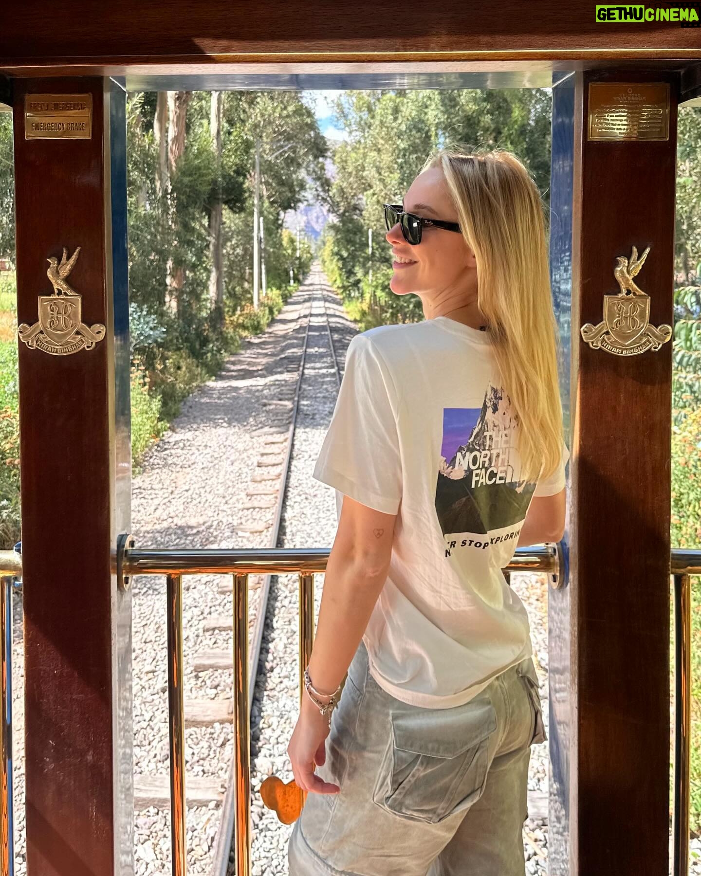 Ecenaz Üçer Instagram - #hirambingham sizi Machu Picchu ‘ya götüren atmosferiyle büyüleyen( ve çok eğlenceli dump ın sonuna ekledim😋)bir tren🚂🚂🚂Machu Picchu ‘ya Hiram Bingham dışında başka ulaşım yolları da var ama eğer yolunuz bir gün Peru’ya düşerse bu tren unutamayacağınız bir deneyim sunuyor🤍