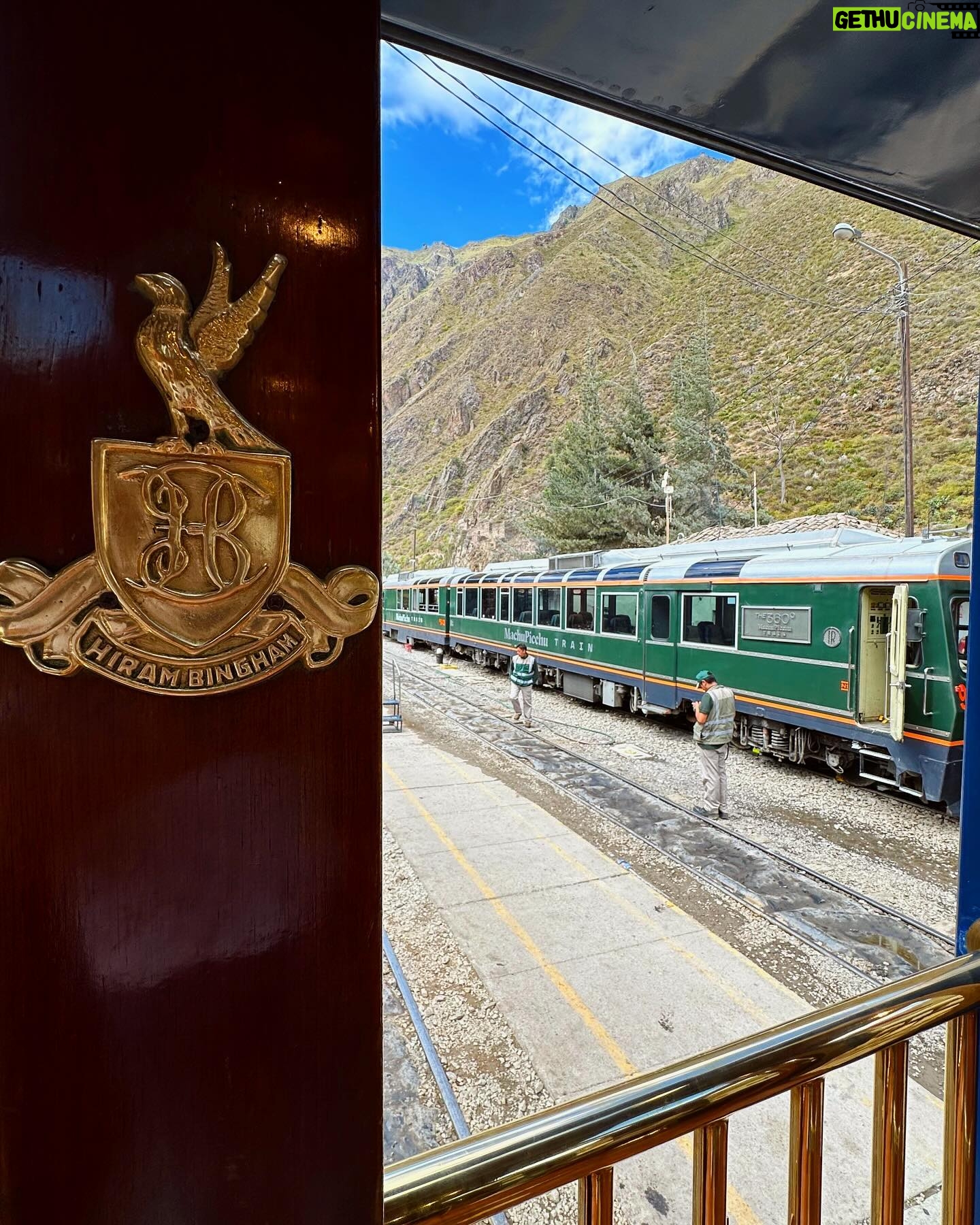 Ecenaz Üçer Instagram - #hirambingham sizi Machu Picchu ‘ya götüren atmosferiyle büyüleyen( ve çok eğlenceli dump ın sonuna ekledim😋)bir tren🚂🚂🚂Machu Picchu ‘ya Hiram Bingham dışında başka ulaşım yolları da var ama eğer yolunuz bir gün Peru’ya düşerse bu tren unutamayacağınız bir deneyim sunuyor🤍