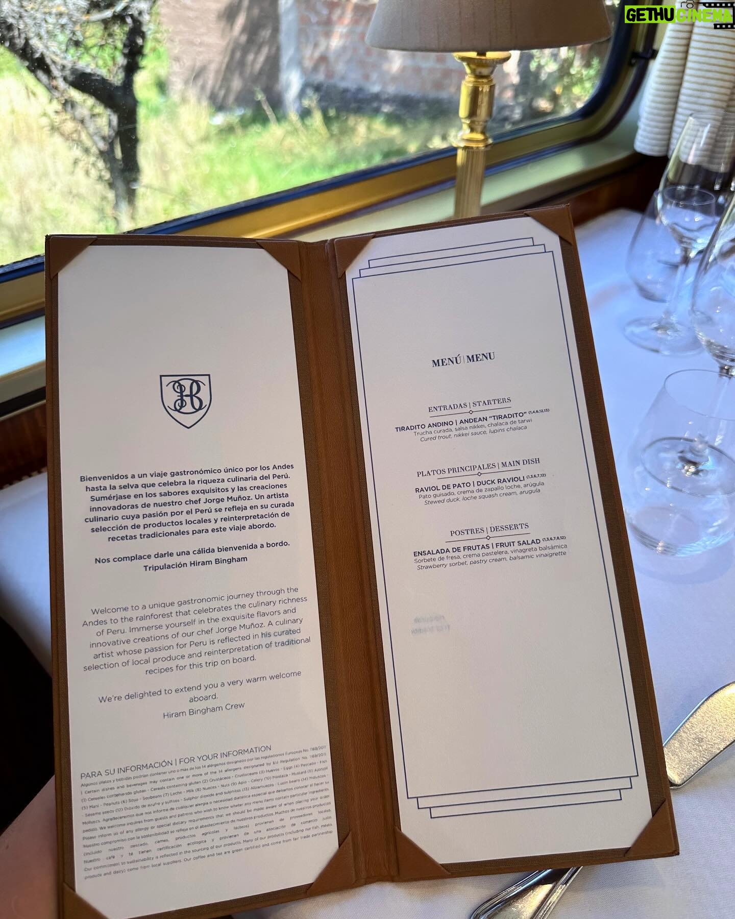 Ecenaz Üçer Instagram - #hirambingham sizi Machu Picchu ‘ya götüren atmosferiyle büyüleyen( ve çok eğlenceli dump ın sonuna ekledim😋)bir tren🚂🚂🚂Machu Picchu ‘ya Hiram Bingham dışında başka ulaşım yolları da var ama eğer yolunuz bir gün Peru’ya düşerse bu tren unutamayacağınız bir deneyim sunuyor🤍
