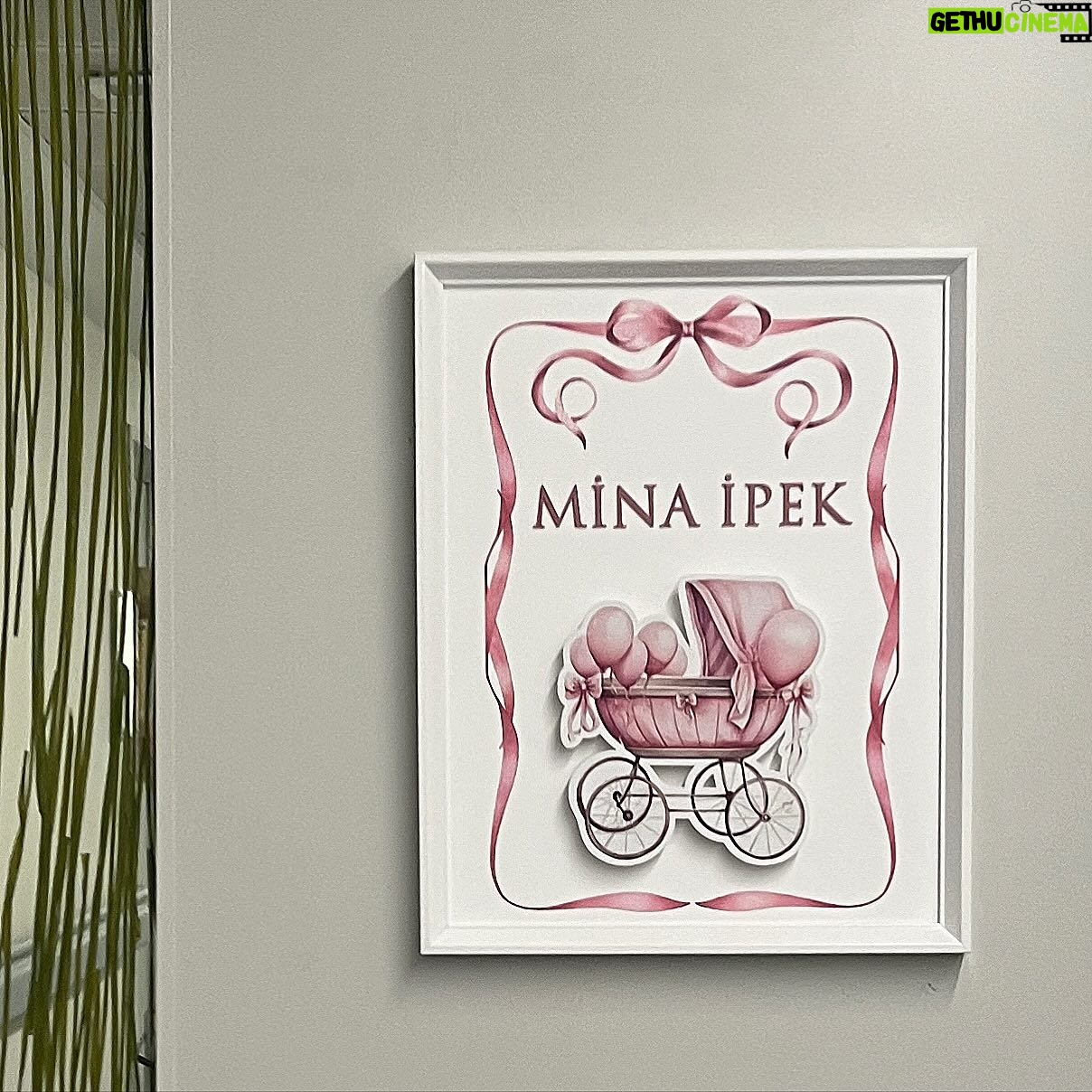 Eda Ece Instagram - Mina İpek 04.04.2024 ✨🩷 Mina'mız ay sonunu bekleyemedi aniden gelmeye karar verdi, kendisine çok özel bir gün de seçmiş oldu🐣🧿 Arayan soran yazan herkese çok teşekkür ederiz🩷🙏🏻Bu postu koymam bile 15 günümü aldı, artık 1 dakika boşum yok.😅 ama o her şeye değer🥲♥️ Ben şimdilik paralel evrendeyim, tekrar görüşene kadar hepinizi öpüyorum,güzel dileklerinize tekrar teşekkür ederiz en büyük mutluluklar sizin olsun!🫶💞🧸