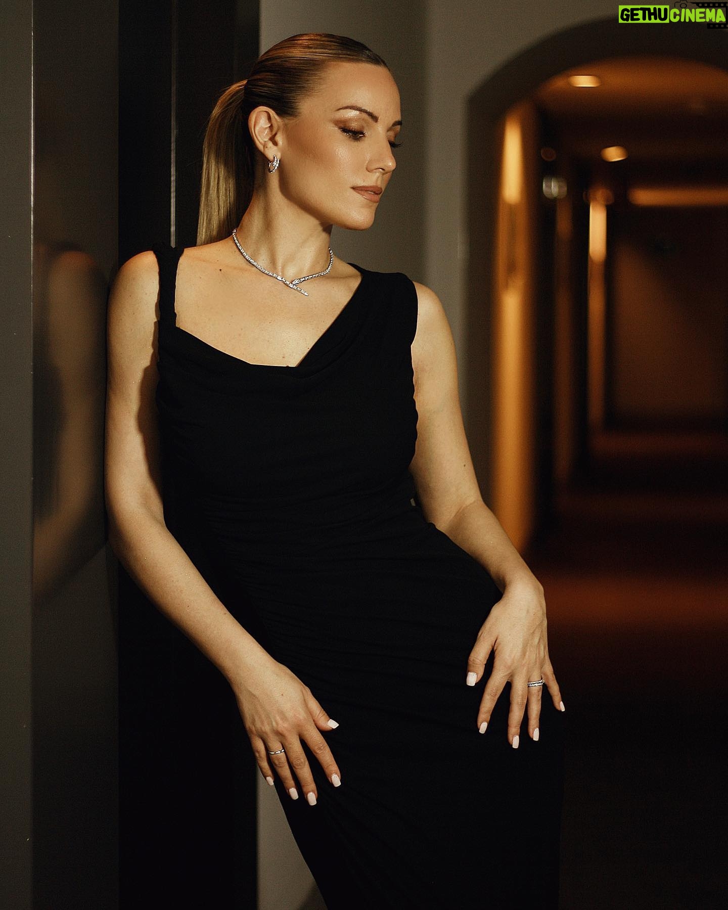 Edurne Instagram - Un sueño formar parte por tercer año de los premios @cadena_dial y otro sueño poder lucir este precioso @ysl 💄: @mateo.makeup x @givenchybeauty 💇♀️: @ghdspain 👗: @maria_vernetta x @ysl 💍: @bulgari 👠: @martinellishoes 📸: @ivanolivaphotographer