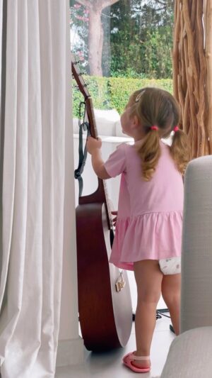 Edurne Instagram - Se podría decir que es el primer concierto de Yanay, aunque no me queda claro si toca la guitarra o el contrabajo… 😅😍💞 #MiPequeñaArtista