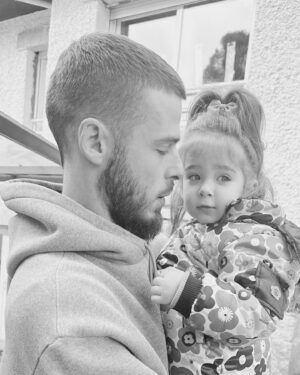 Edurne Instagram - Feliz día súper papi!! El mejor papi que Yanay podía tener!!🥰 Te queremos mucho!! ❤️❤️❤️ @d_degeaoficial #FelizDiaDelPadre #FelizDiaATodosLosPadres
