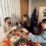 Edurne Instagram - Lo que más me gusta de estas fechas es poder tener tiempo para montar una cena con amigos y poder disfrutar de unas risas con ellos! ❤️❤️❤️ @cocacola_esp #CocaColaNavidad #RealMagic