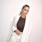 Edurne Instagram – Aquí os dejo unas fotillos de mi paso por La Resistencia. La verdad es que lo pasé en grande!
Mil gracias por todo el cariño que le estáis dando a “NADA”! 

MUAH @mateo.makeup x @givenchybeauty 

🧥 @boss
👚 @pinkoofficial
👠 @martinellishoes
💎 @singularu

♥️ : @maria_vernetta