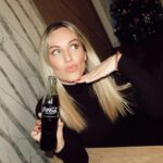 Edurne Instagram - Lo que más me gusta de estas fechas es poder tener tiempo para montar una cena con amigos y poder disfrutar de unas risas con ellos! ❤️❤️❤️ @cocacola_esp #CocaColaNavidad #RealMagic