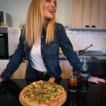 Edurne Instagram - Como paso tanto tiempo fuera de casa trabajando, para mí no hay plan más mágico que quedar con mis amigos para un planazo de juegos 🃏 pizza 🍕 @cocacola_es 🥤. ¡Me encanta! Excepto si pierdo, pero eso ya sabéis que no pasa nunca 😎😎😎. ¿Cuál es vuestro plan favorito con vuestros amigos? #RecipeForMagic #VIPizzabyCocaCola