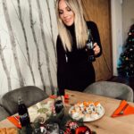 Edurne Instagram - Lo que más me gusta de estas fechas es poder tener tiempo para montar una cena con amigos y poder disfrutar de unas risas con ellos! ❤️❤️❤️ @cocacola_esp #CocaColaNavidad #RealMagic