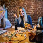 Edurne Instagram - Como paso tanto tiempo fuera de casa trabajando, para mí no hay plan más mágico que quedar con mis amigos para un planazo de juegos 🃏 pizza 🍕 @cocacola_es 🥤. ¡Me encanta! Excepto si pierdo, pero eso ya sabéis que no pasa nunca 😎😎😎. ¿Cuál es vuestro plan favorito con vuestros amigos? #RecipeForMagic #VIPizzabyCocaCola