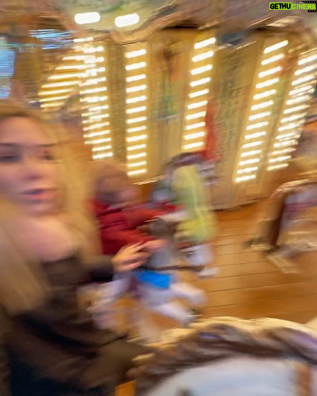 Edurne Instagram - 🎠🥰 Dos niñas felices 🥰🎠 #MiBichito #MiPequeñoOsito #Navidad23