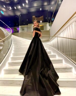 Edurne Instagram - Qué noche tan bonita ayer!
✨✨✨✨

@fremantleesp @fremantle 

💄💅: @mateo.makeup x @givenchybeauty 
👗: @arturo_arguelles @liastubllaofficial 

#FremantleBeachParty