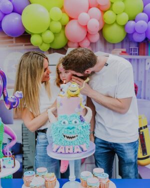 Edurne Instagram - Feliz cumpleaños pequeña princesa!👸🏼🥳 Gracias por llenar nuestra vida de amor y alegría!! We love so much!! ❤️ 

#FelizCumpleañosYanay