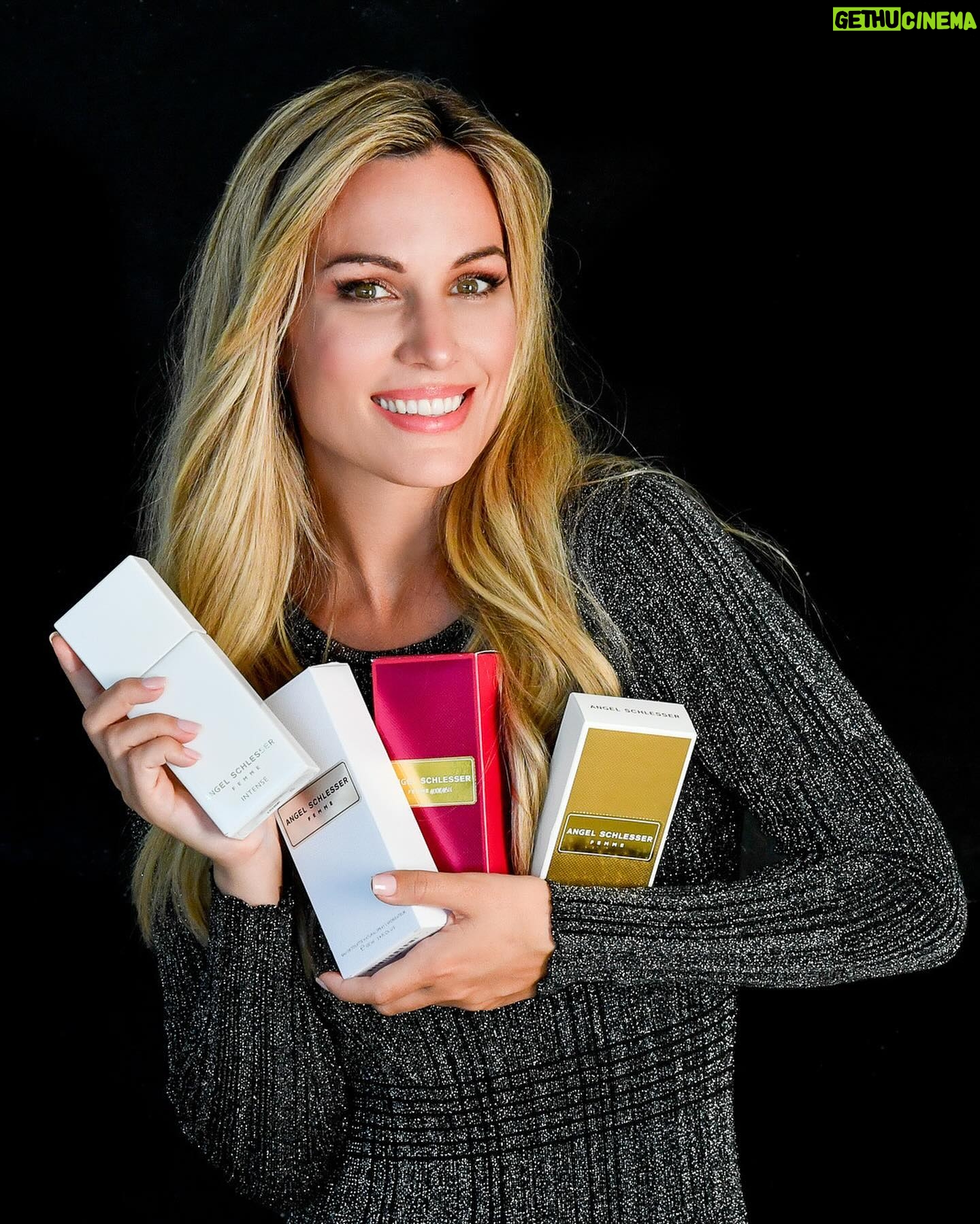Edurne Instagram - Para mi, no hay nada más mágico que la Navidad! ⭐️⭐️ @aschlesser @angelini_beauty #angelschlesserparfums #EdurneparaAngelSchlesser #lamujerquetueres #Femme #FemmeIntense #FemmeAdorableIntense