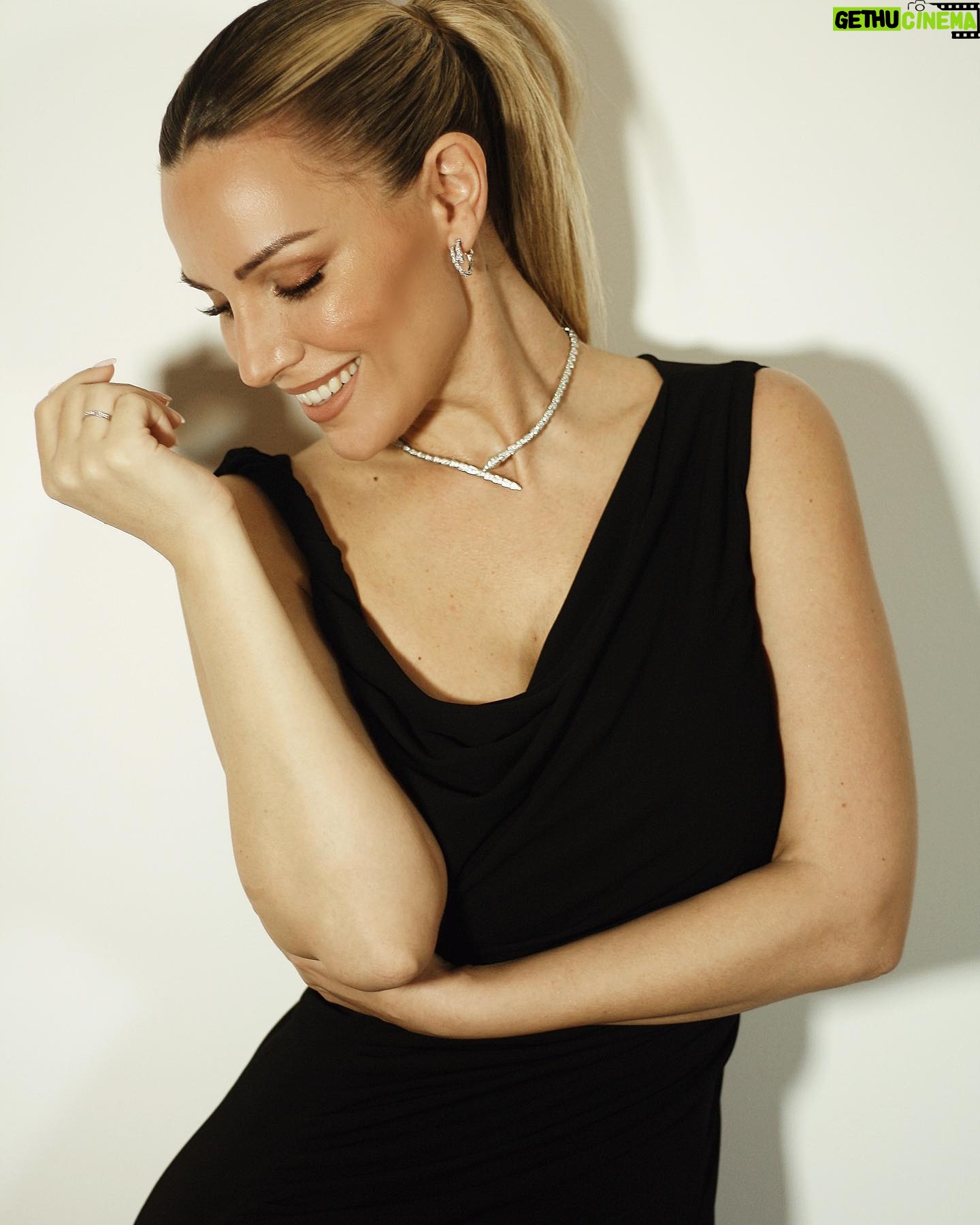 Edurne Instagram - Un sueño formar parte por tercer año de los premios @cadena_dial y otro sueño poder lucir este precioso @ysl 💄: @mateo.makeup x @givenchybeauty 💇♀️: @ghdspain 👗: @maria_vernetta x @ysl 💍: @bulgari 👠: @martinellishoes 📸: @ivanolivaphotographer