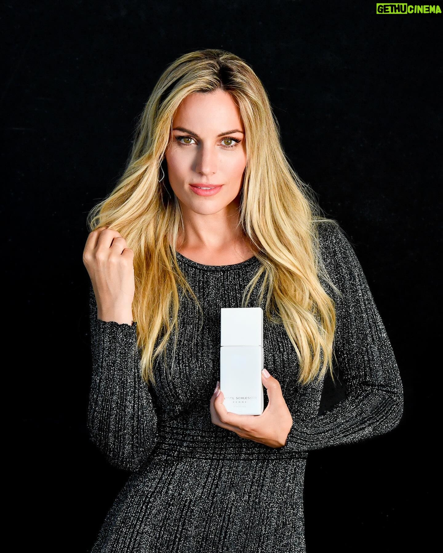 Edurne Instagram - Para mi, no hay nada más mágico que la Navidad! ⭐️⭐️ @aschlesser @angelini_beauty #angelschlesserparfums #EdurneparaAngelSchlesser #lamujerquetueres #Femme #FemmeIntense #FemmeAdorableIntense