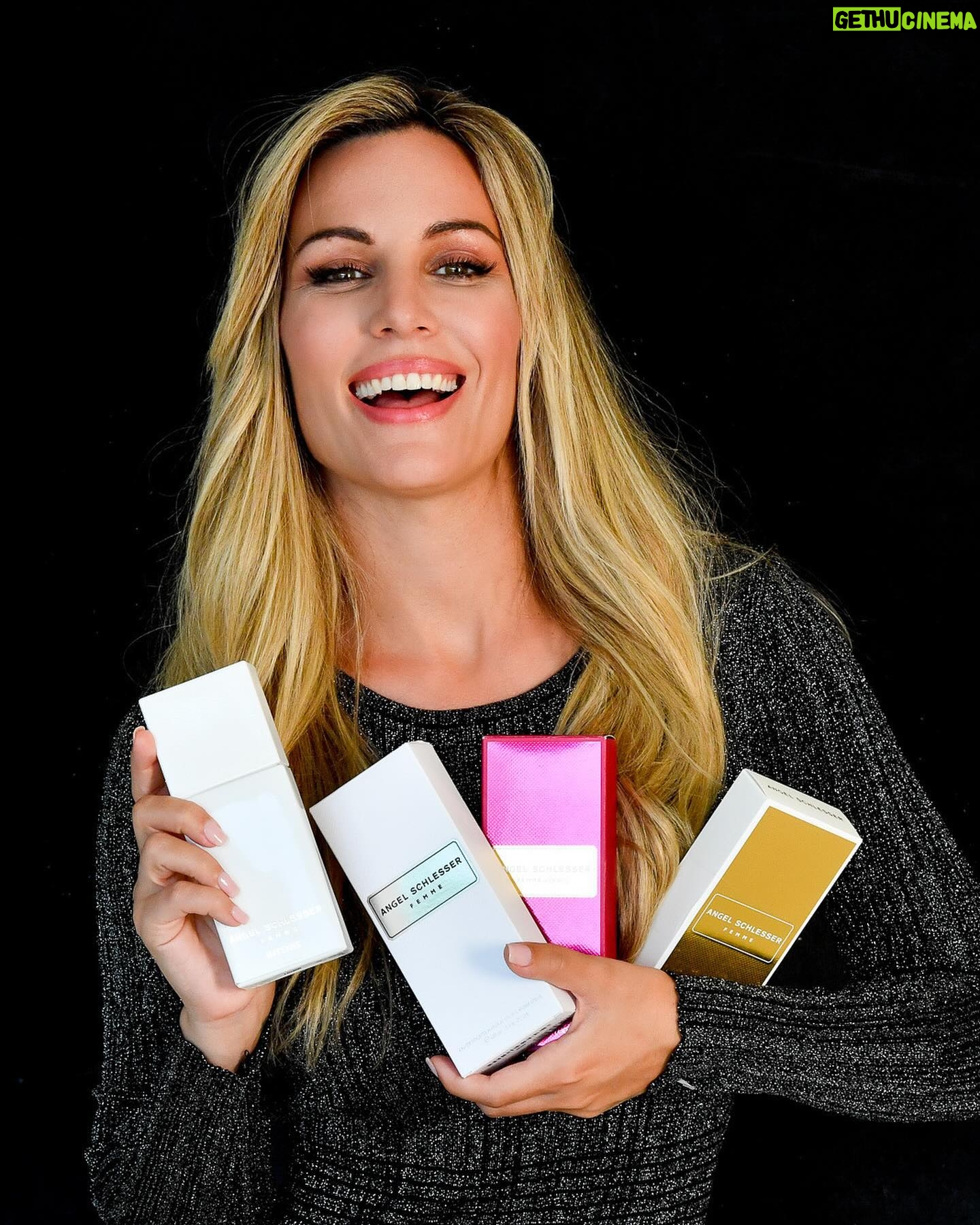 Edurne Instagram - Para mi, no hay nada más mágico que la Navidad! ⭐️⭐️ @aschlesser @angelini_beauty #angelschlesserparfums #EdurneparaAngelSchlesser #lamujerquetueres #Femme #FemmeIntense #FemmeAdorableIntense