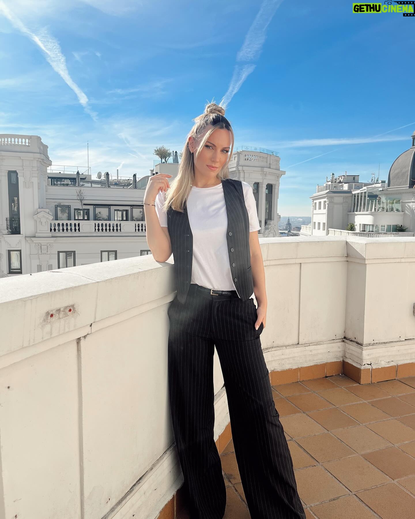 Edurne Instagram - Muy feliz de volver a presentar los Premios Dial este aΓ±o!!π GANAZAS!! Nos vemos en Tenerife el 14 de Marzo!π₯°ππΌπ π: @lumuah x @givenchybeauty π: @maria_vernetta @parosh_official @mascaro_official