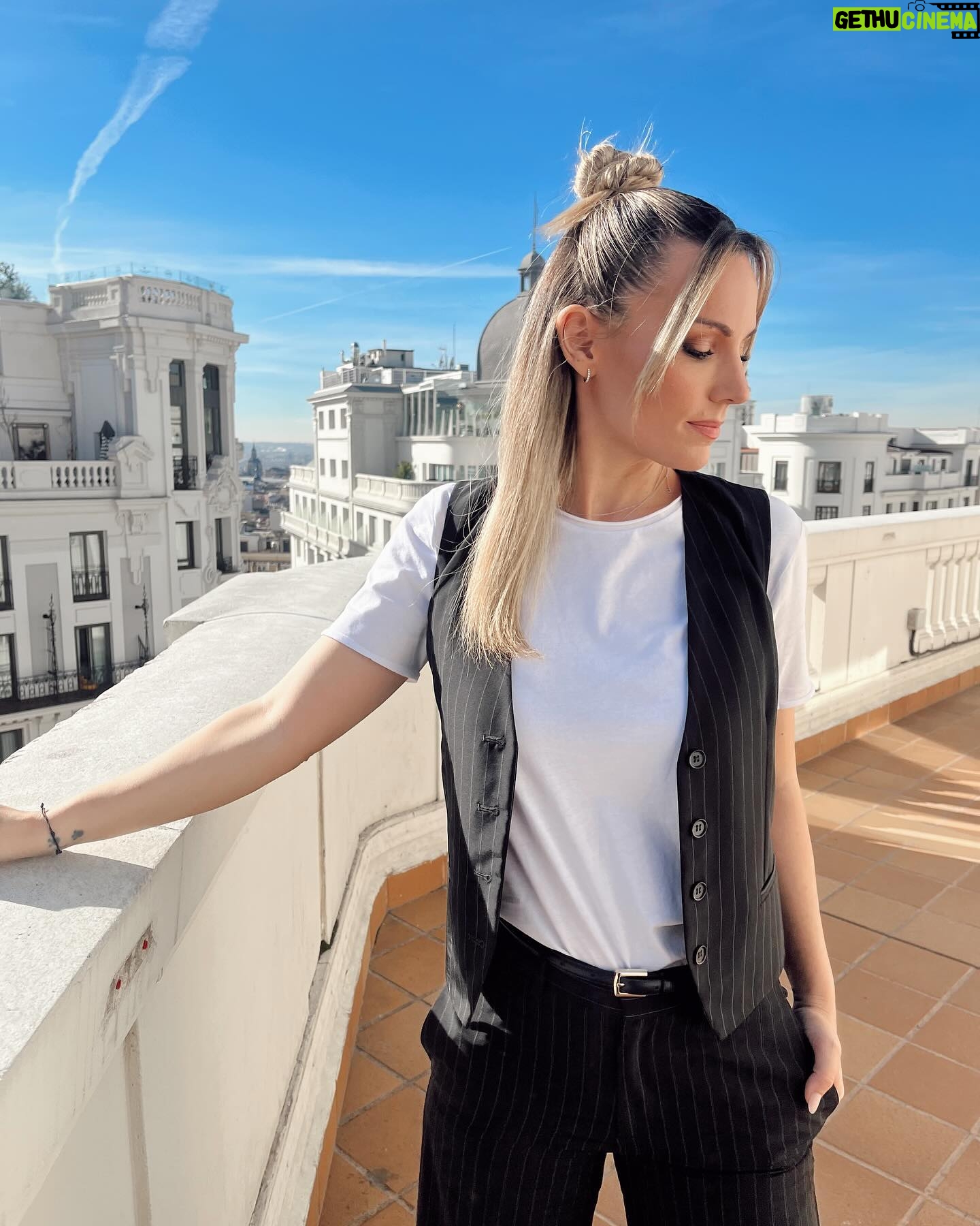 Edurne Instagram - Muy feliz de volver a presentar los Premios Dial este aΓ±o!!π GANAZAS!! Nos vemos en Tenerife el 14 de Marzo!π₯°ππΌπ π: @lumuah x @givenchybeauty π: @maria_vernetta @parosh_official @mascaro_official