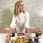 Edurne Instagram - Estando con mi familia y mis amigos, nada puede salir mal. Cada día valoro más el tiempo con ellos y me encantan estos planes de comidas familiares que se alargan. ¿Cuál es vuestro momento favorito de la semana? 😍😍😍 @cocacola_esp #JuntosSabeMejor #CocaCola #Publi