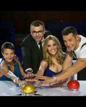 Edurne Instagram - Hola a todos!! ❤️

Hoy os vengo a contar algo importante para mi. Después de 10 años inolvidables, la próxima temporada de Got Talent no estaré con el resto de mis compañeros disfrutando del talento y la magia.

Ha sido una decisión difícil de tomar porque este programa ha sido para mí una de las cosas más especiales que he hecho en mi carrera. Allí he aprendido y he crecido como profesional y como persona. He llorado, he reído, he peleado, he bailado… Me siento tan agradecida con el programa, con la productora y con la cadena por haberme dado un hueco y cuidado como si fuesen mi familia.

Gracias a todos mis compañeros del jurado y Santi por haber hecho la experiencia aún más bonita. Me llevo un trocito de cada uno de ellos. Y a ti, querido Risto… no se me ocurre nadie mejor con quién haber compartido tantos momentos delante y detrás de la cámara. Os quiero

Ahora empiezo una nueva etapa  centrada en mi nuevo disco. Siento que he dado todo lo que podía dar al programa y a la audiencia y que ahora necesito darle un espacio más especial a mi música. 

Llevaré siempre en el corazón a Got Talent. Y vosotros, los que tanto amáis ese programa,  tendréis siempre mi pase de oro 💛

@gottalenttv 
@fremantleesp 
@mediasetcom