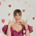 Edurne Instagram – Llega febrero, el mes del amor… Cada día tengo más claro lo importante que es querer bien y sentirse querido: con tu familia, con tu pareja, con tus amigos.. ¡y contigo mismo! Si además podemos demostrarlo con la colección que ha preparado @theofficialpandora para estas fechas… 😍😍😍 A quién se las regalaríais vosotros? ❤️