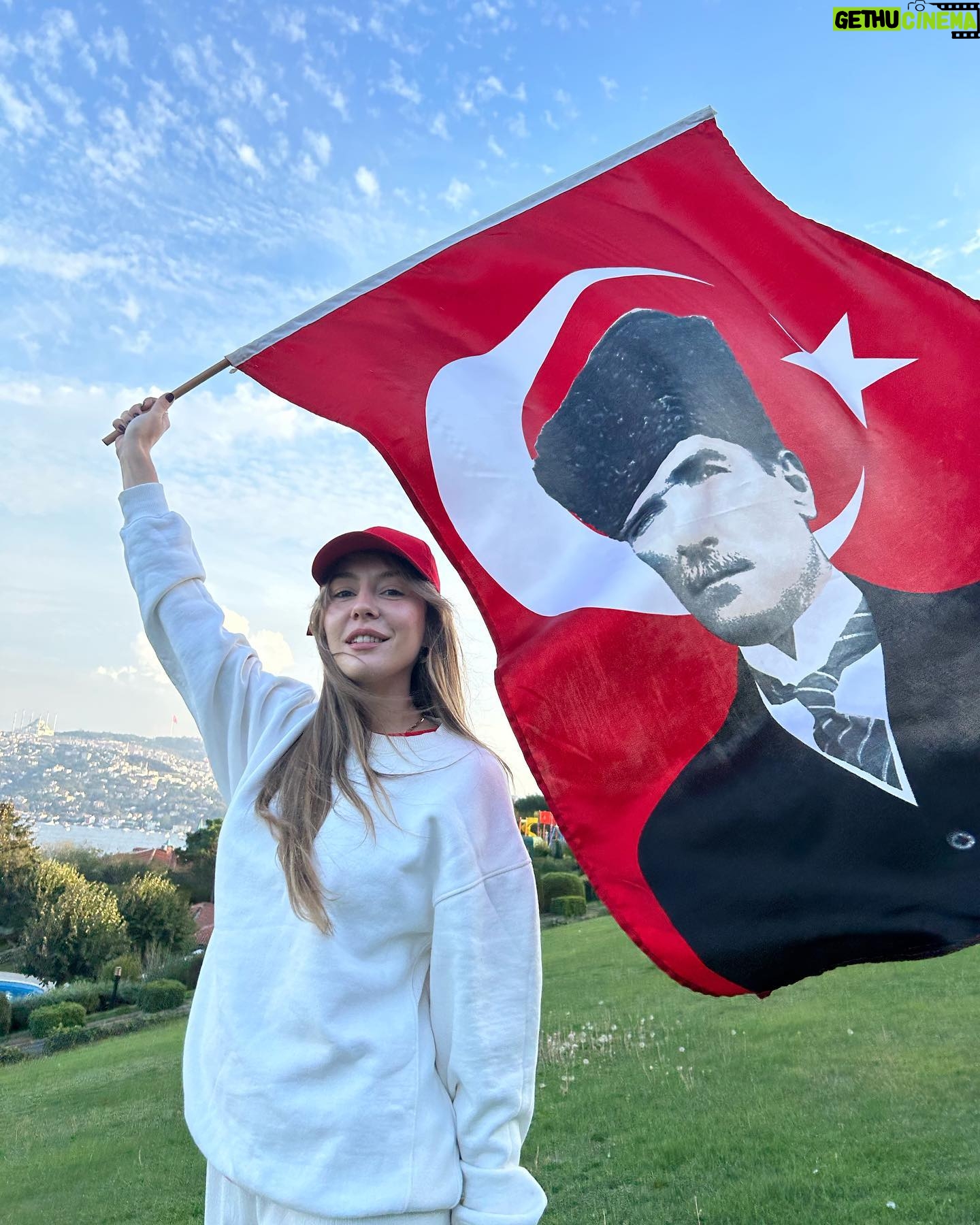 Ege Kökenli Instagram - Yaşasın Cumhuriyet, yaşasın özgürlük, yaşasın bağımsızlık, yaşasın laiklik, yaşasın insanca yaşamak! Başta ulu önder Atatürk, silah arkadaşları ve tüm bu güzel vatan için canlarını veren tüm kahramanlara minnet ve sevgiyle.. Cumhuriyetimiz 100 yaşında!! 🇹🇷