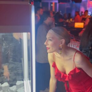 Ege Kökenli Instagram - Ama gerçekten 3 kuruş fazla olsun kırmızı olsun. Olmasın mı? 💃🏼💋
#reklam
