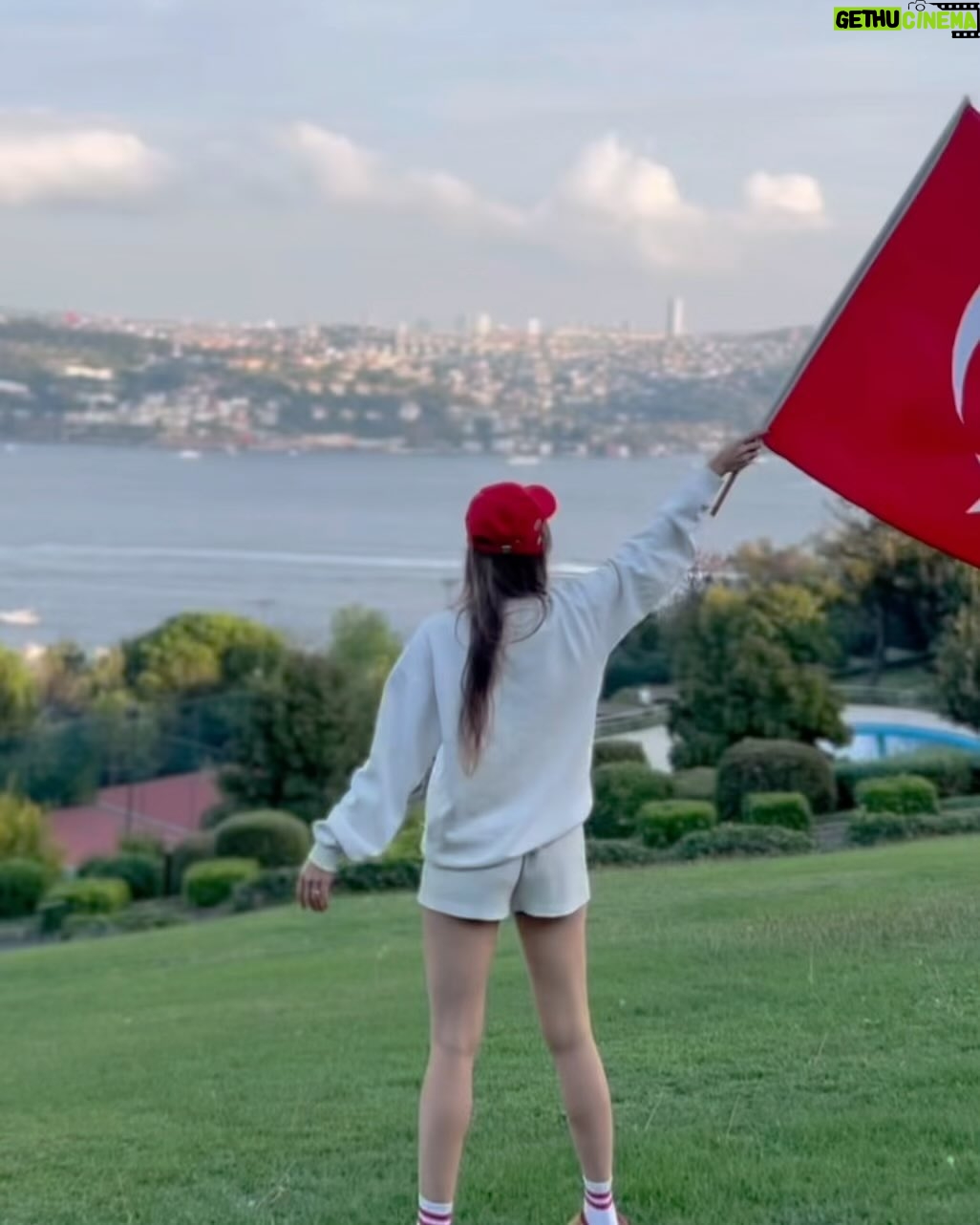 Ege Kökenli Instagram - Yaşasın Cumhuriyet, yaşasın özgürlük, yaşasın bağımsızlık, yaşasın laiklik, yaşasın insanca yaşamak! Başta ulu önder Atatürk, silah arkadaşları ve tüm bu güzel vatan için canlarını veren tüm kahramanlara minnet ve sevgiyle.. Cumhuriyetimiz 100 yaşında!! 🇹🇷