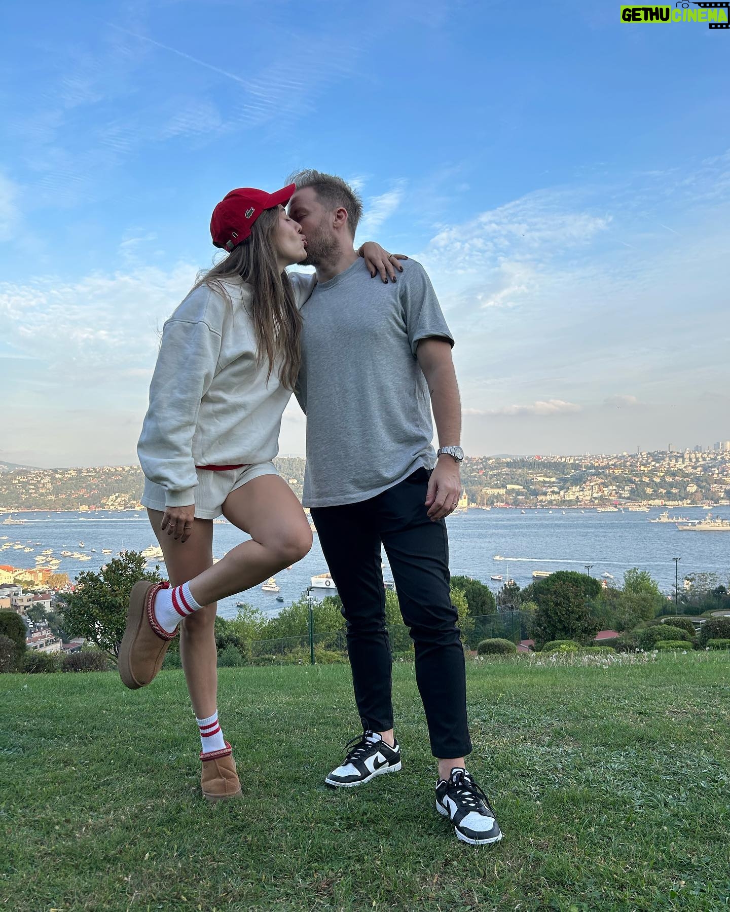 Ege Kökenli Instagram - Yaşasın Cumhuriyet, yaşasın özgürlük, yaşasın bağımsızlık, yaşasın laiklik, yaşasın insanca yaşamak! Başta ulu önder Atatürk, silah arkadaşları ve tüm bu güzel vatan için canlarını veren tüm kahramanlara minnet ve sevgiyle.. Cumhuriyetimiz 100 yaşında!! 🇹🇷