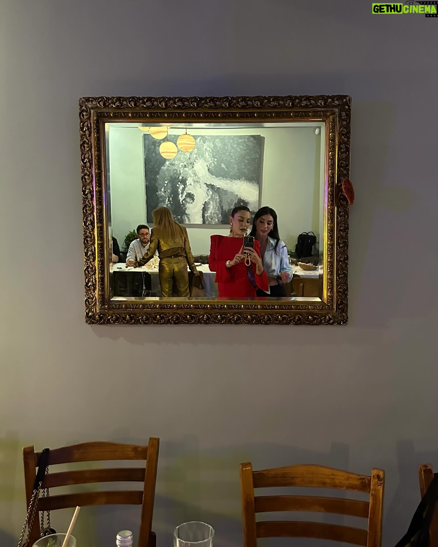 Ege Kökenli Instagram - Geçen akşamdan güzel yemekler, harika anılar ve biz ❤️ #reklam