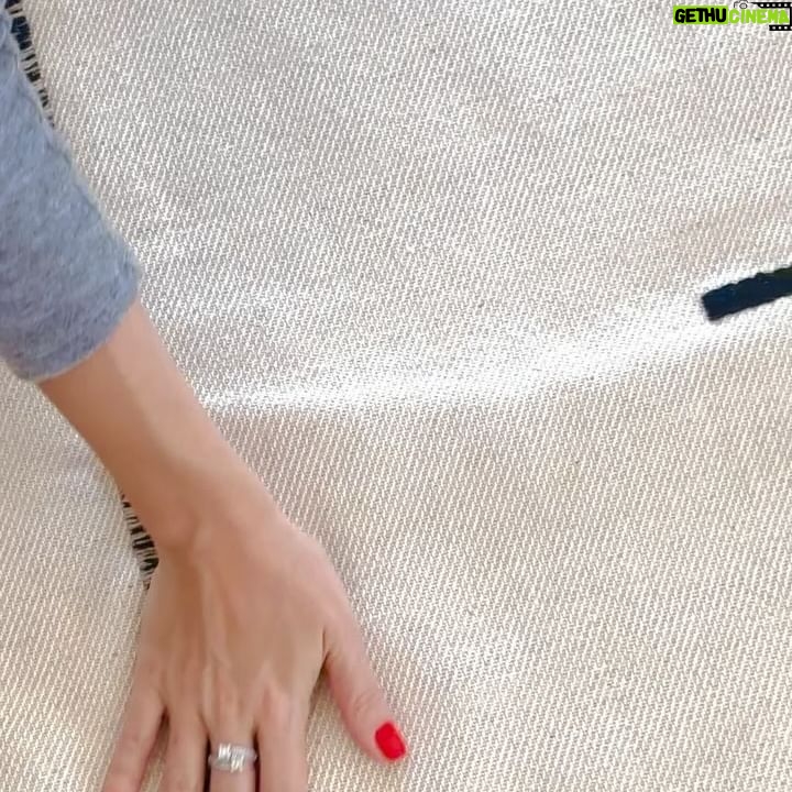 Ege Kökenli Instagram - Tekirdağ’ın kendine has tekniğiyle, canım kadınların ellerinde emek emek dokunmuş zilli kilimim evde yerini buldu. Tamamen doğal ve organik, gördüğünüz renkler bitkilerden kök boya ile yapılıyor. En güzel tarafıysa tamamen bizim köklerimize, kültürümüze ait ve kadın girişimiyle başlayan ve kadınların elinde hayat bulan bir marka @buruzdesign 🌸 Mecbur #reklam yazıcam ama tüm kalbimle tavsiyemdir ♥️