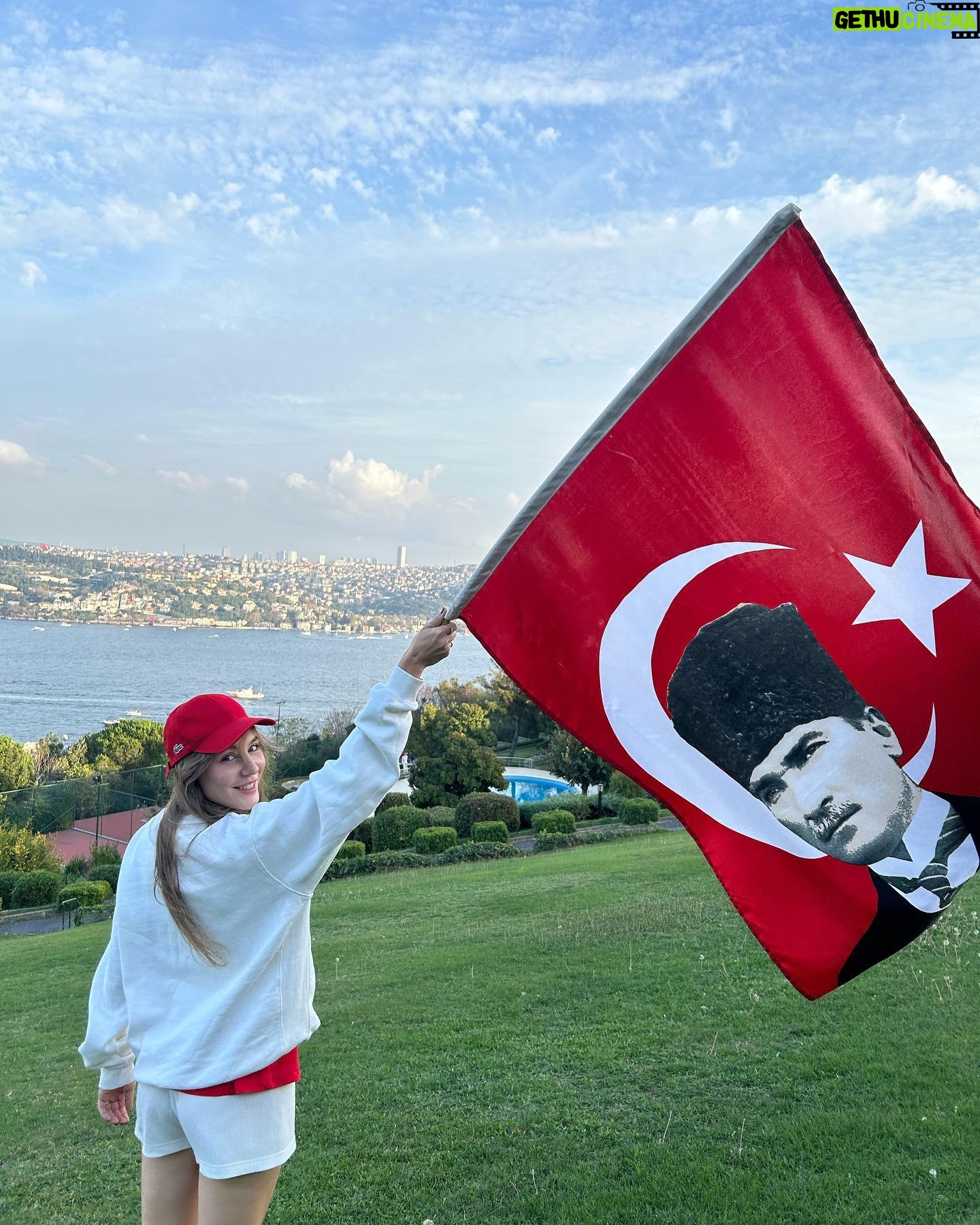 Ege Kökenli Instagram - Yaşasın Cumhuriyet, yaşasın özgürlük, yaşasın bağımsızlık, yaşasın laiklik, yaşasın insanca yaşamak! Başta ulu önder Atatürk, silah arkadaşları ve tüm bu güzel vatan için canlarını veren tüm kahramanlara minnet ve sevgiyle.. Cumhuriyetimiz 100 yaşında!! 🇹🇷
